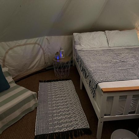 Spacious Bell Tent At Herigerbi Park Lincolnshire Villa Grantham Esterno foto