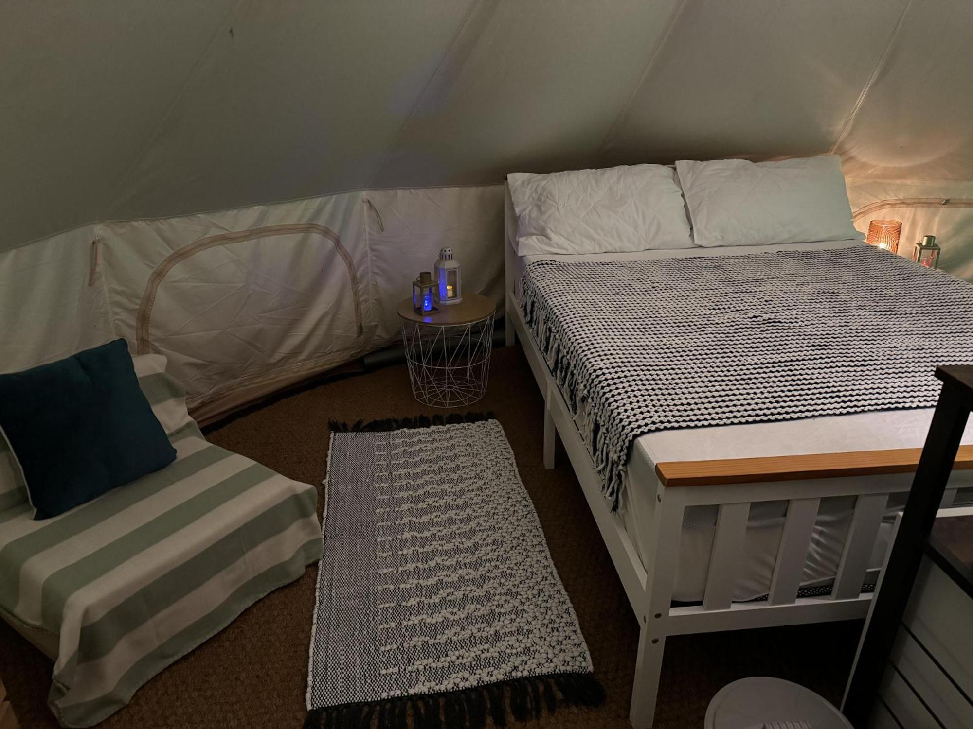 Spacious Bell Tent At Herigerbi Park Lincolnshire Villa Grantham Esterno foto