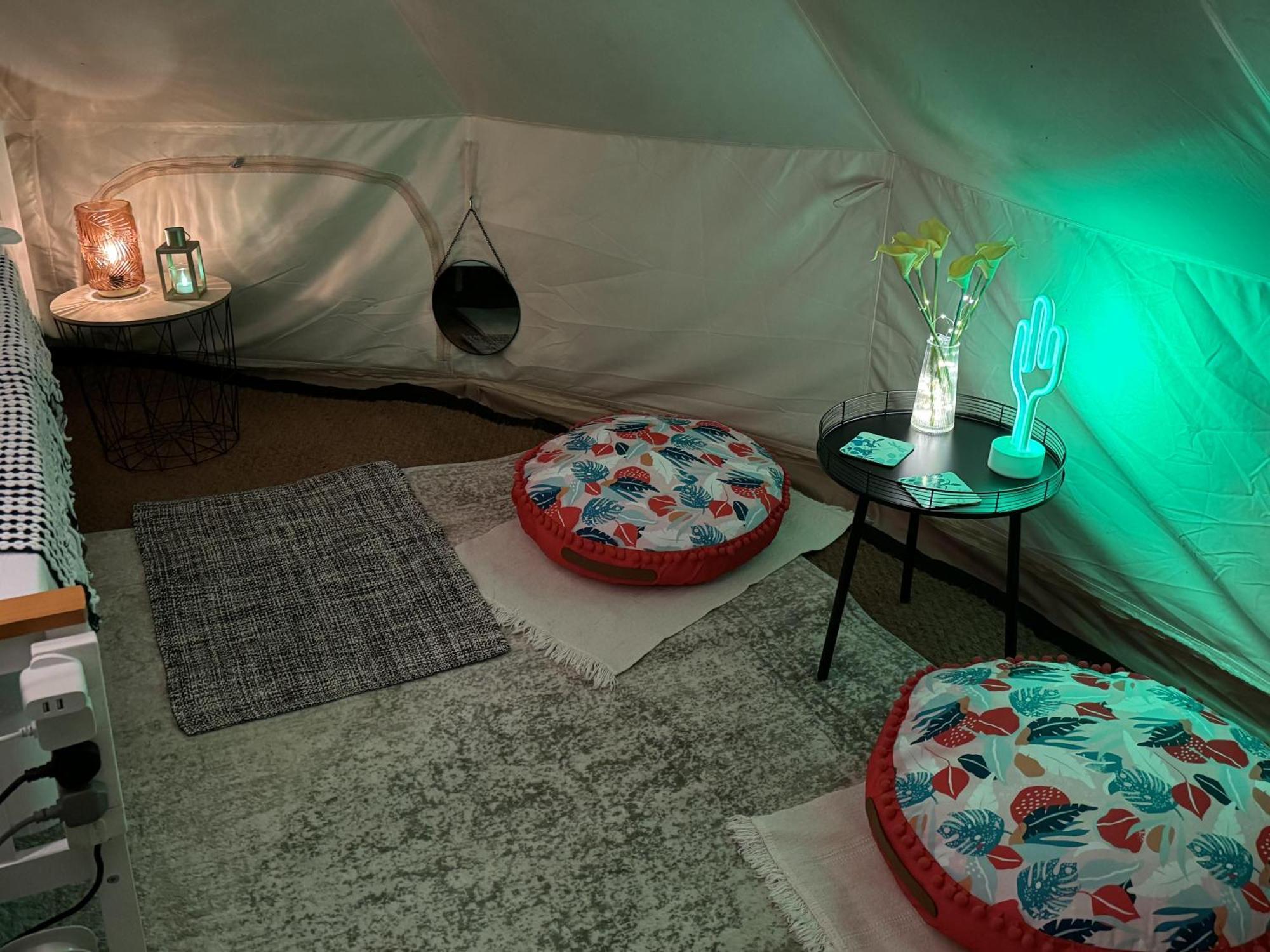 Spacious Bell Tent At Herigerbi Park Lincolnshire Villa Grantham Esterno foto